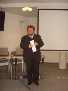 STA64075 Czupi Gyula, a könyvtár igazgatója megnyitja a konferenciát.JPG STA64075 Czupi Gyula, a könyvtár igazgatója megnyitja a konferenciát.JPG